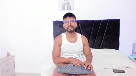 taylormaccurdy_ online show from 11/04/25, 03:44