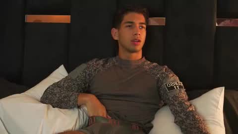 Snapshot of taylorsmiths_ chatting on 12/14/25, 04:40 taylorsmiths_ online show from 12/14/25, 04:40