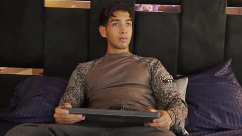 Snapshot of taylorsmiths_ chatting on 12/16/25, 04:17 taylorsmiths_ online show from 12/16/25, 04:17