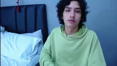 Snapshot of tayronx33 chatting on 09/23/25, 04:54 Tayron online show from 09/23/25, 04:54