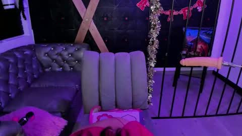 Tayloor online show from 12/16/25, 03:22