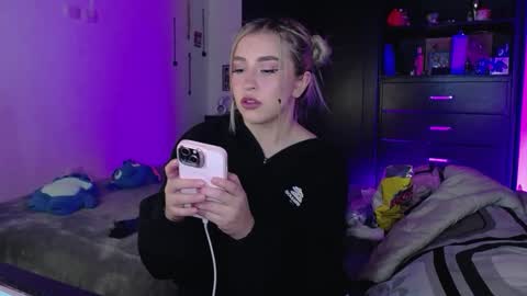 Snapshot of temptationsweet__ chatting on 03/16/26, 05:02 Sara online show from 03/16/26, 05:02