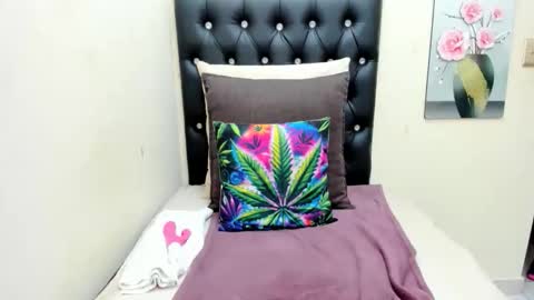 Snapshot of temptressqeen chatting on 10/30/25, 05:46 temptressqeen online show from 10/30/25, 05:46