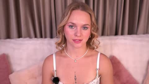 Snapshot of tendercrush chatting on 12/14/25, 06:12 Ellis online show from 12/14/25, 06:12