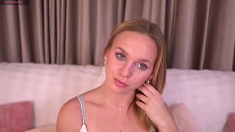 Snapshot of tendercrush chatting on 12/21/25, 06:15 Ellis online show from 12/21/25, 06:15