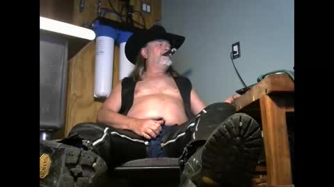 Snapshot of tennredneck chatting on 11/09/25, 04:22 Tennredneck online show from 11/09/25, 04:22