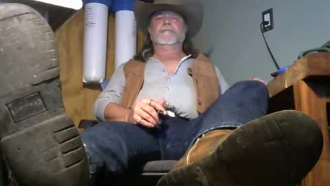 Snapshot of tennredneck chatting on 11/29/25, 03:53 Tennredneck online show from 11/29/25, 03:53