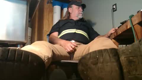 Snapshot of tennredneck chatting on 04/14/26, 01:33 Tennredneck online show from 04/14/26, 01:33