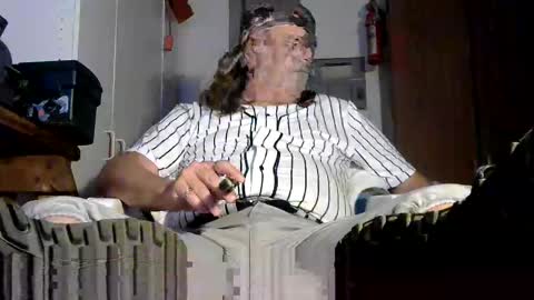 Snapshot of tennredneck chatting on 05/09/26, 01:33 Tennredneck online show from 05/09/26, 01:33