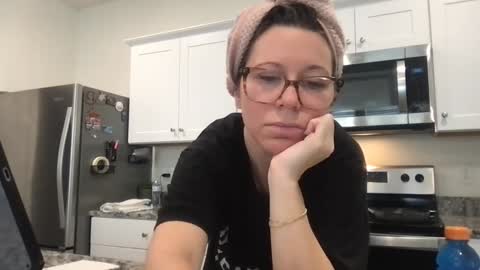 Snapshot of texas_blonde chatting on 12/18/25, 04:02 Daphne Summers online show from 12/18/25, 04:02