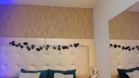 Snapshot of thaliawest chatting on 12/16/25, 07:08 ThaliaWest online show from 12/16/25, 07:08