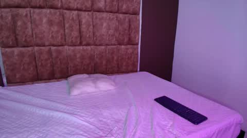 Thamara online show from 10/25/25, 02:24