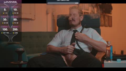 Snapshot of the_dilf chatting on 12/31/24, 05:07 The DILF - online show from 12/31/24, 05:07