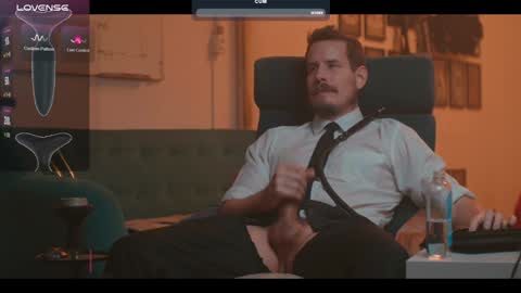 Snapshot of the_dilf chatting on 01/06/25, 04:13 The DILF - online show from 01/06/25, 04:13