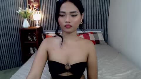 Snapshot of the_hottestlisa chatting on 12/15/25, 12:48 IG Lisa Avery Monroe online show from 12/15/25, 12:48