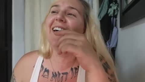 Snapshot of theauroramae chatting on 03/19/26, 06:17 theauroramae - online show from 03/19/26, 06:17