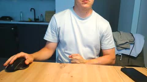 Snapshot of thecuteguy144949 chatting on 06/03/26, 03:17 thecuteguy144949 online show from 06/03/26, 03:17