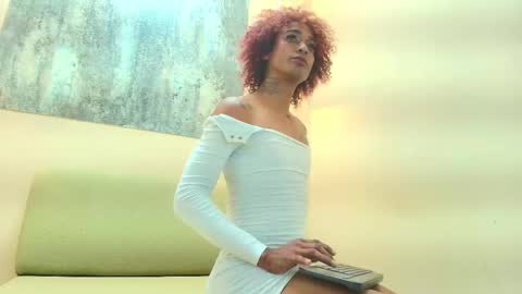 Snapshot of thee_queen1 chatting on 10/27/25, 05:00 thee_queen1 online show from 10/27/25, 05:00