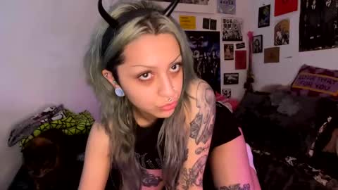 Snapshot of theeking_venus chatting on 12/16/24, 05:27 KIng Venus online show from 12/16/24, 05:27