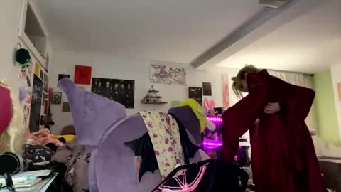 Snapshot of theeking_venus chatting on 12/21/24, 03:25 KIng Venus online show from 12/21/24, 03:25