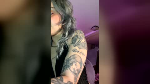 Snapshot of theeking_venus chatting on 03/22/26, 04:05 KIng Venus online show from 03/22/26, 04:05