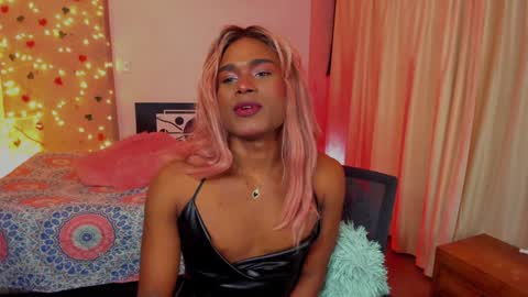 Snapshot of thegoldenbitch chatting on 02/06/25, 11:04 Goldie online show from 02/06/25, 11:04