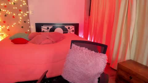 Snapshot of thegoldenbitch chatting on 03/07/25, 03:08 Goldie online show from 03/07/25, 03:08