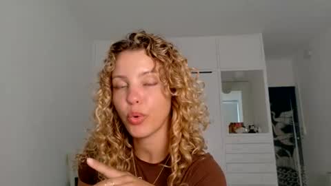 Snapshot of theislandgirl chatting on 06/20/26, 09:28 Lily Marie online show from 06/20/26, 09:28