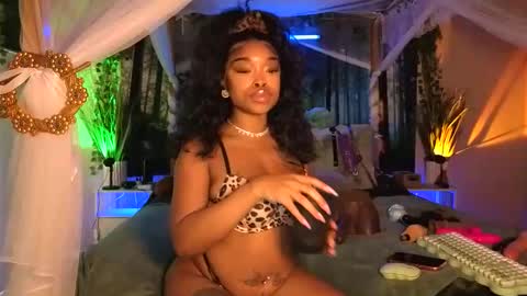 Snapshot of thelovelybrown chatting on 12/19/25, 07:10 thelovelybrown online show from 12/19/25, 07:10