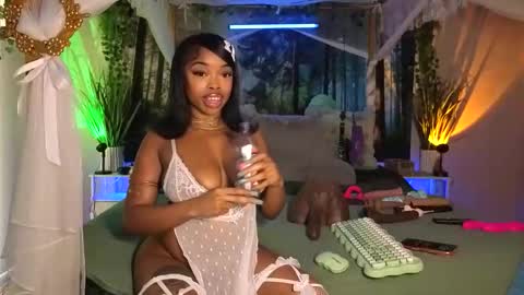 Snapshot of thelovelybrown chatting on 01/12/26, 07:19 thelovelybrown online show from 01/12/26, 07:19