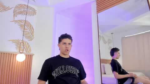 Snapshot of theohawke_ chatting on 12/23/24, 03:33 THEO- MATEO online show from 12/23/24, 03:33