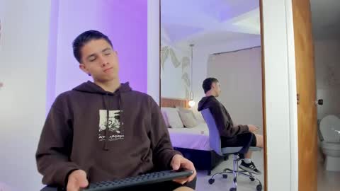 Snapshot of theohawke_ chatting on 12/24/24, 10:44 THEO- MATEO online show from 12/24/24, 10:44