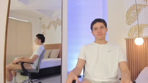 Snapshot of theohawke_ chatting on 01/11/25, 04:36 THEO- MATEO online show from 01/11/25, 04:36