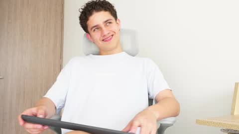 Snapshot of theohawke_ chatting on 02/13/25, 04:28 THEO- MATEO online show from 02/13/25, 04:28