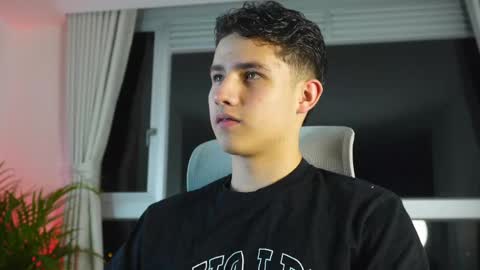 Snapshot of theohawke_ chatting on 03/01/25, 11:47 THEO- MATEO online show from 03/01/25, 11:47