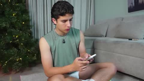 Snapshot of theohawke_ chatting on 12/04/25, 12:09 THEO- MATEO online show from 12/04/25, 12:09