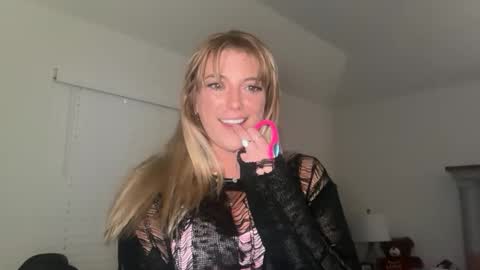 Ava online show from 12/17/25, 09:04