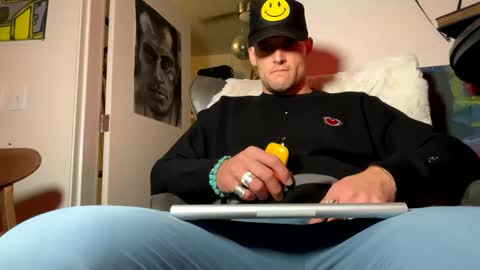 Snapshot of theoutfitter chatting on 01/01/25, 12:33 MISTERPOWERS online show from 01/01/25, 12:33