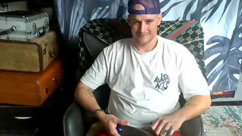 Snapshot of theoutfitter chatting on 02/19/25, 08:41 MISTERPOWERS online show from 02/19/25, 08:41