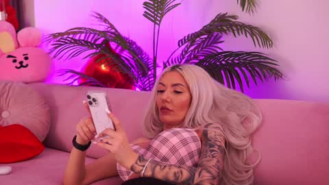 Snapshot of therealfallingangel chatting on 01/11/25, 06:12 Deea online show from 01/11/25, 06:12