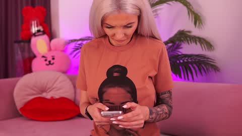 Snapshot of therealfallingangel chatting on 01/31/25, 04:27 Deea online show from 01/31/25, 04:27