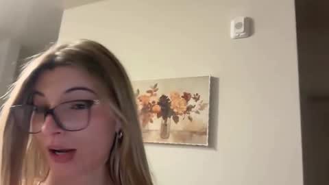 Snapshot of therosiecheeks chatting on 02/18/26, 01:56 therosiecheeks online show from 02/18/26, 01:56