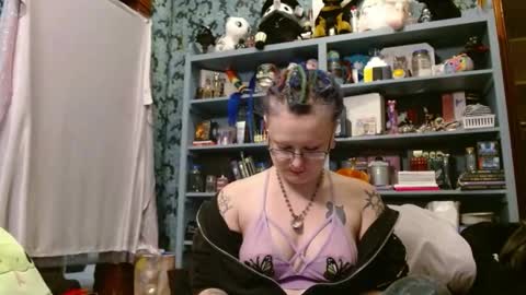 Snapshot of thesirenscall chatting on 12/20/25, 03:35 Siren of the Fae online show from 12/20/25, 03:35