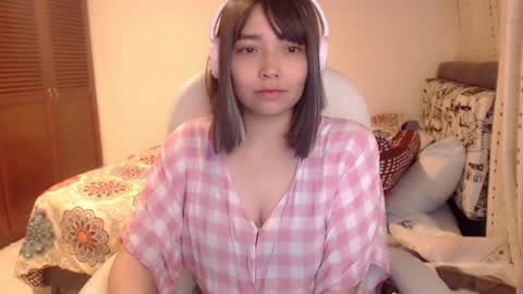 Snapshot of thetalkingbutt chatting on 02/12/25, 05:37 Mai online show from 02/12/25, 05:37