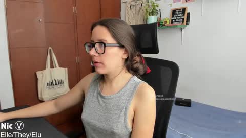 Nicole online show from 10/30/25, 02:18