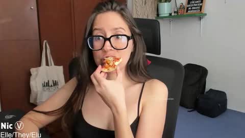 Nicole online show from 11/25/25, 01:55