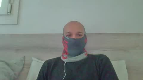 Scarf guy online show from 12/18/24, 09:25