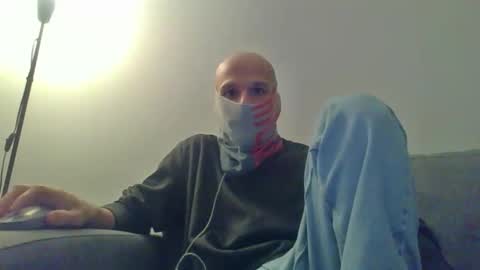Snapshot of thetubedscarfguy chatting on 12/17/25, 04:57 Scarf guy online show from 12/17/25, 04:57