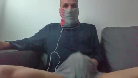 Snapshot of thetubedscarfguy chatting on 03/25/26, 07:14 Scarf guy online show from 03/25/26, 07:14