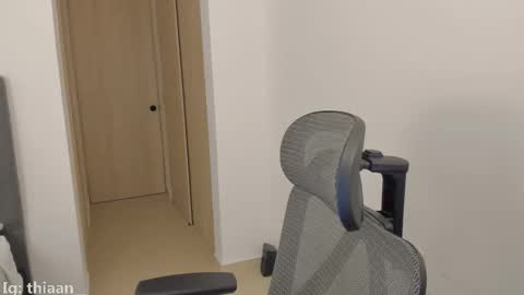 thiaan__ online show from 11/08/25, 11:14